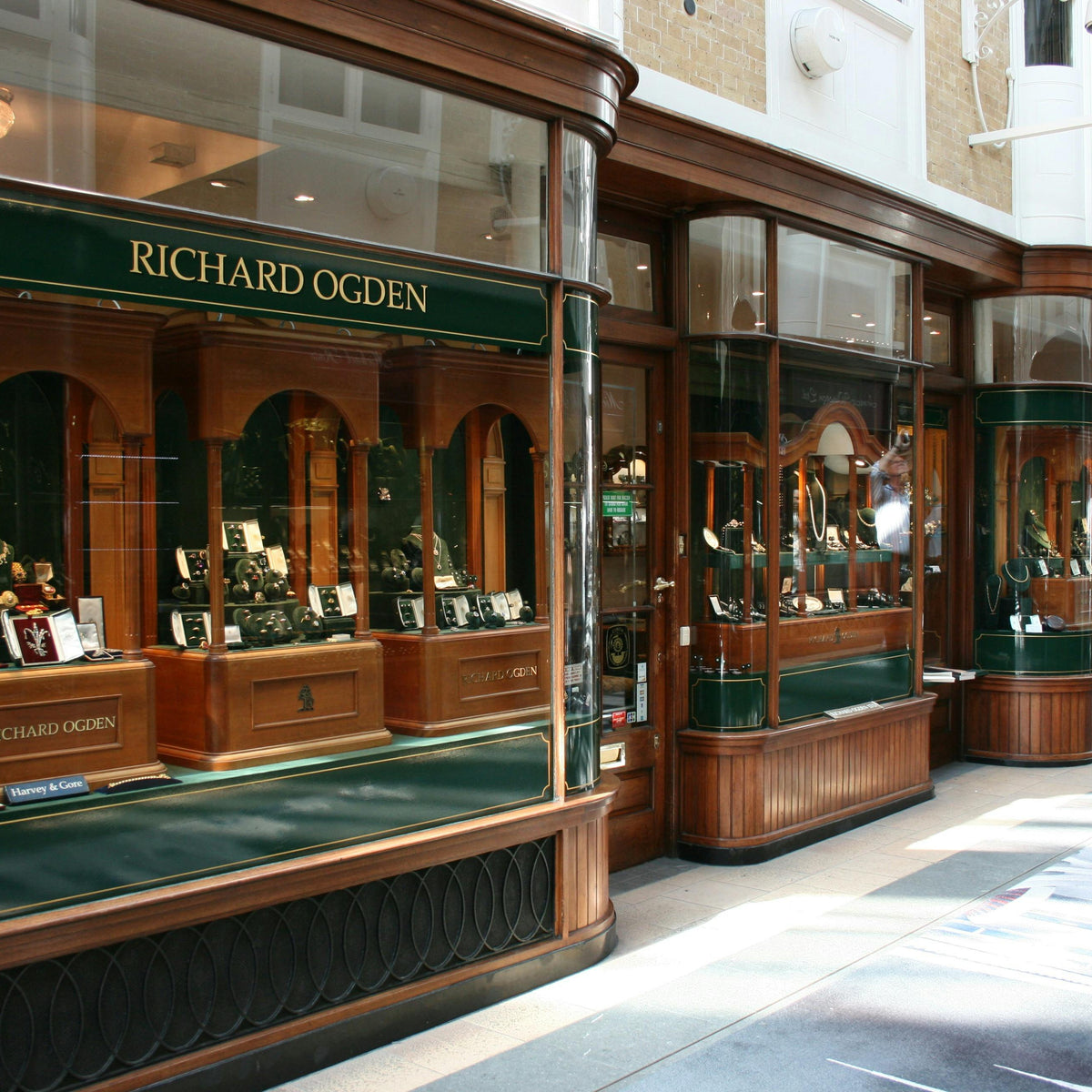 Jewelry Store Advertising Ideas That Attract Buyers – Signs and Mirrors