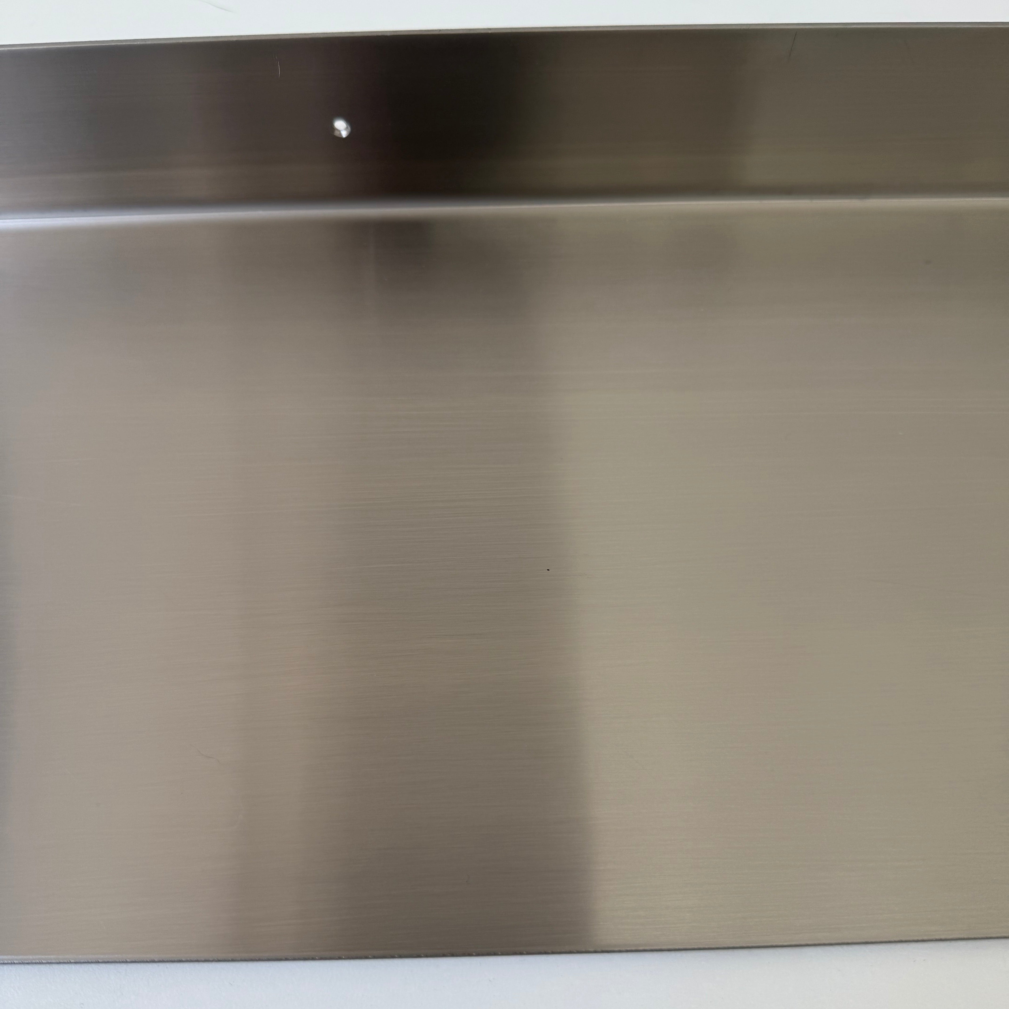 Stainless_Steel_Shelf_Close_Up Middle